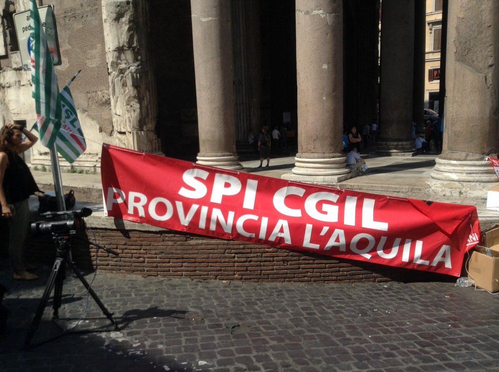 14 luglio 2015 Roma Lo Spi dell'Aquila al presidio unitario dei sindacati pensionati al Pantheon